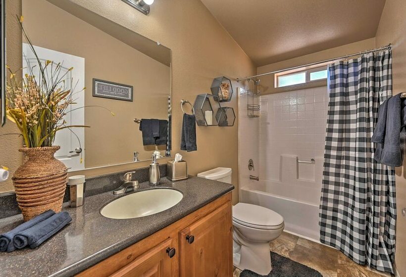 Cozy Munds Park Cabin W/ Deck & Fire Pit!