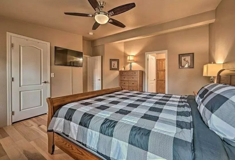 Cozy Munds Park Cabin W/ Deck & Fire Pit!