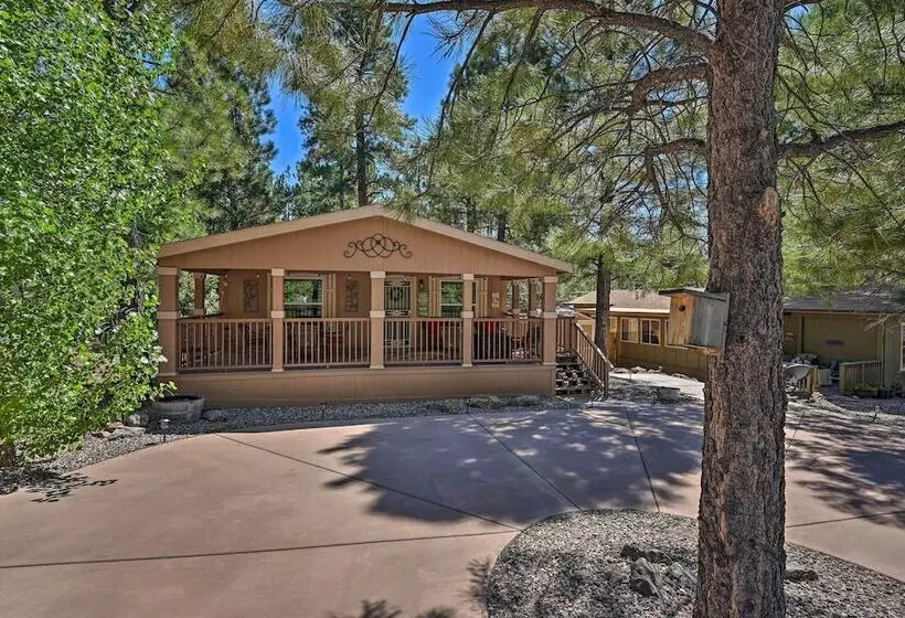 Cozy Munds Park Cabin W/ Deck & Fire Pit!