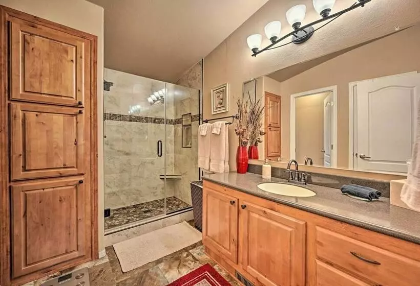 Cozy Munds Park Cabin W/ Deck & Fire Pit!