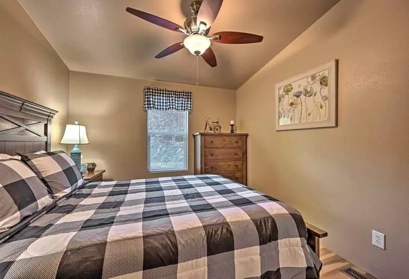 Cozy Munds Park Cabin W/ Deck & Fire Pit!