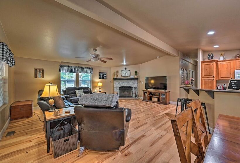 Cozy Munds Park Cabin W/ Deck & Fire Pit!