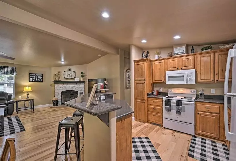 Cozy Munds Park Cabin W/ Deck & Fire Pit!