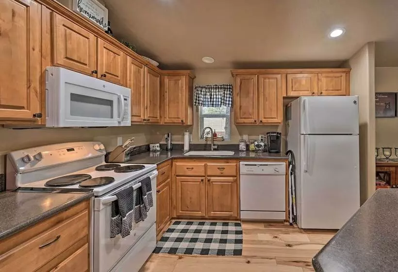 Cozy Munds Park Cabin W/ Deck & Fire Pit!