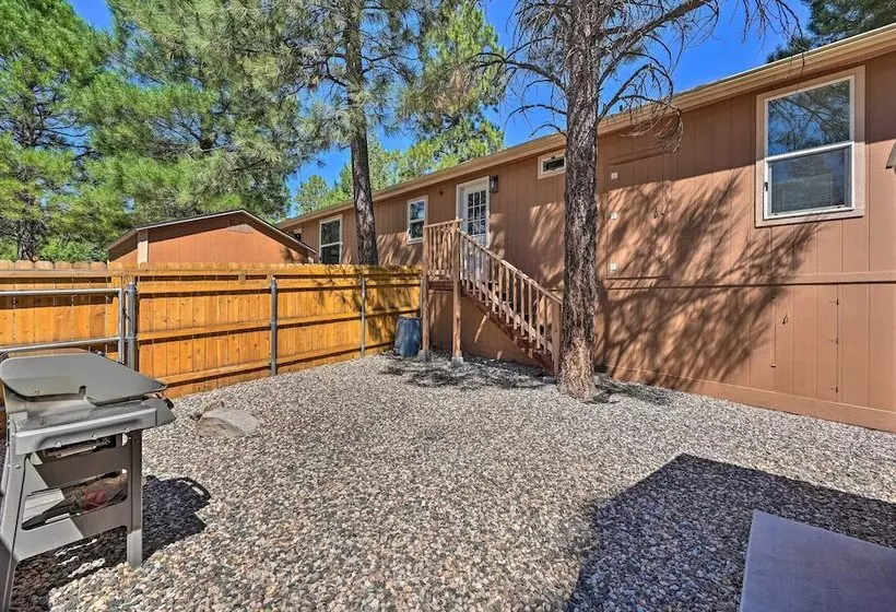 Cozy Munds Park Cabin W/ Deck & Fire Pit!
