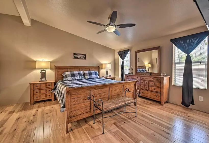 Cozy Munds Park Cabin W/ Deck & Fire Pit!