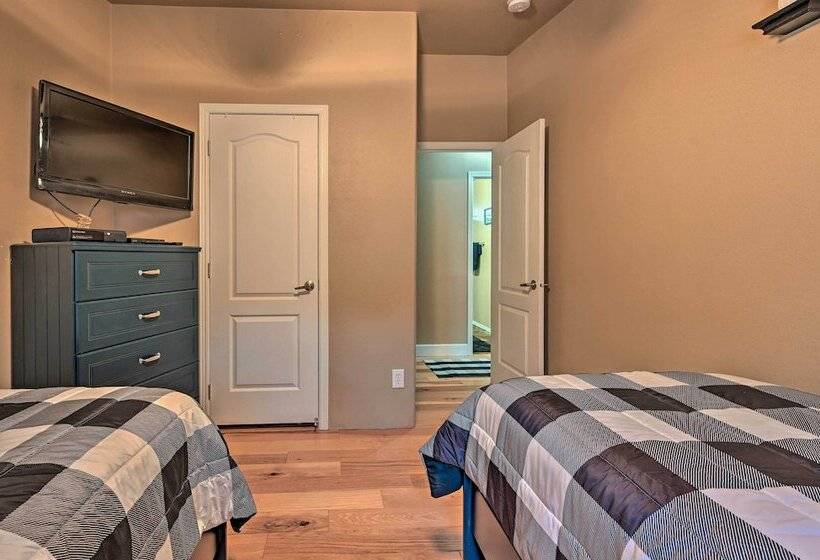 Cozy Munds Park Cabin W/ Deck & Fire Pit!