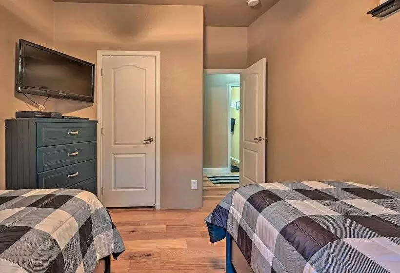 Cozy Munds Park Cabin W/ Deck & Fire Pit!