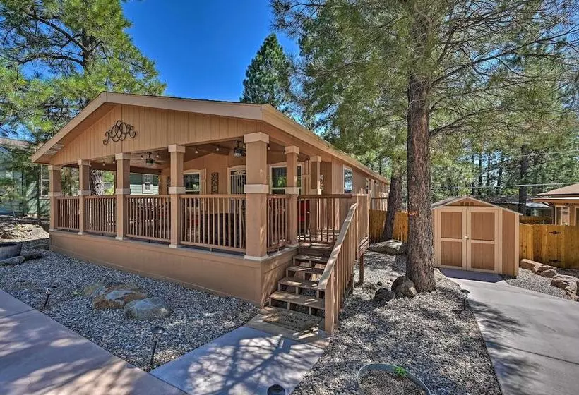 Cozy Munds Park Cabin W/ Deck & Fire Pit!