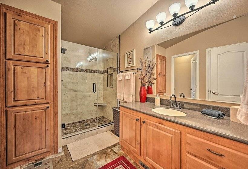 Cozy Munds Park Cabin W/ Deck & Fire Pit!