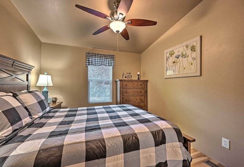 Cozy Munds Park Cabin W/ Deck & Fire Pit!