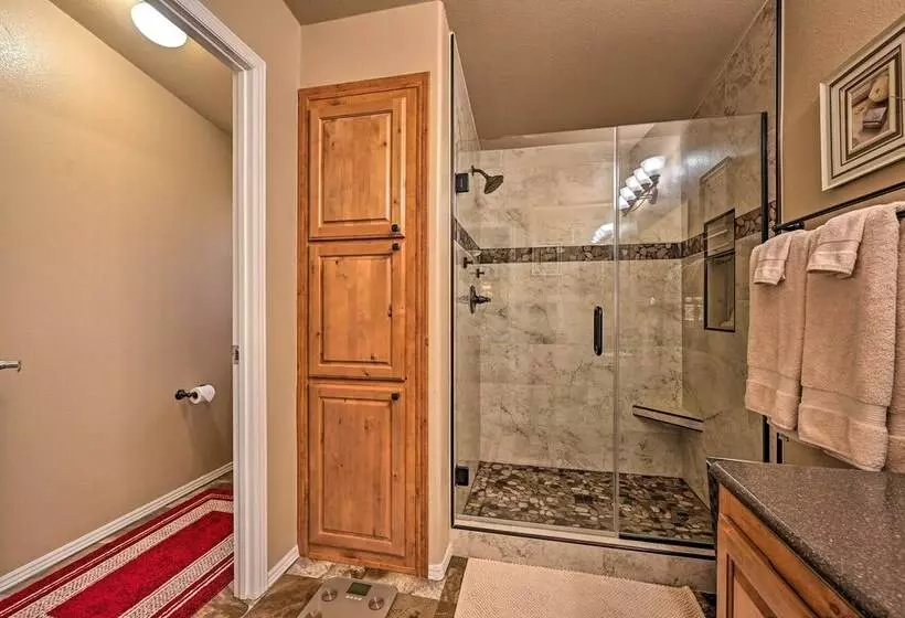 Cozy Munds Park Cabin W/ Deck & Fire Pit!