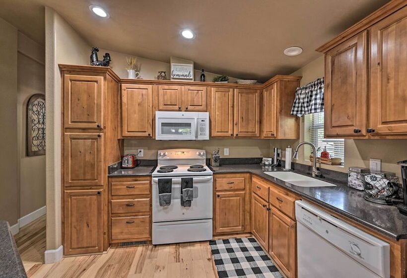 Cozy Munds Park Cabin W/ Deck & Fire Pit!