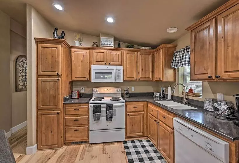 Cozy Munds Park Cabin W/ Deck & Fire Pit!