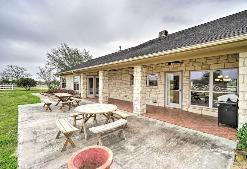 Pet Friendly Flatonia House W/ Patio & Gazebo!