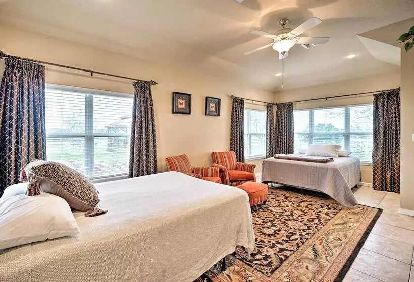 Pet Friendly Flatonia House W/ Patio & Gazebo!