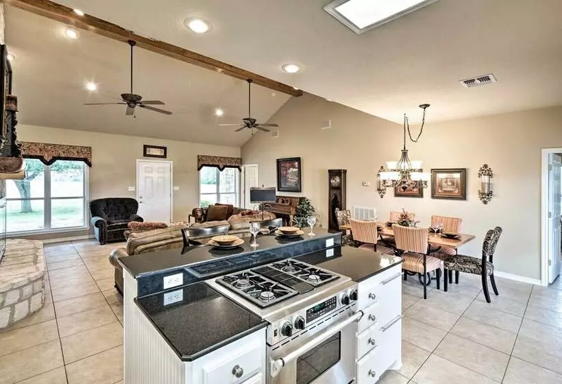 Pet Friendly Flatonia House W/ Patio & Gazebo!