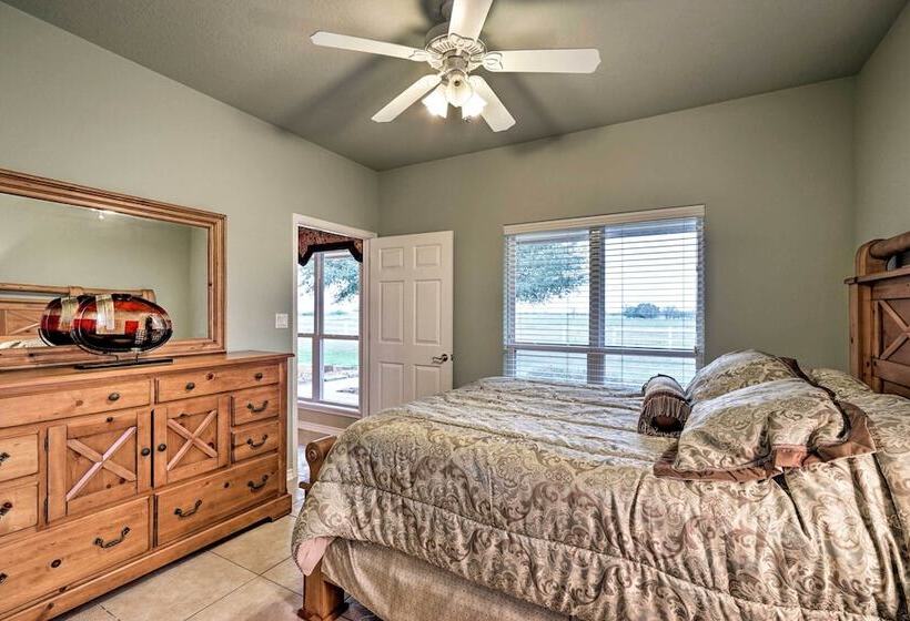 Pet Friendly Flatonia House W/ Patio & Gazebo!