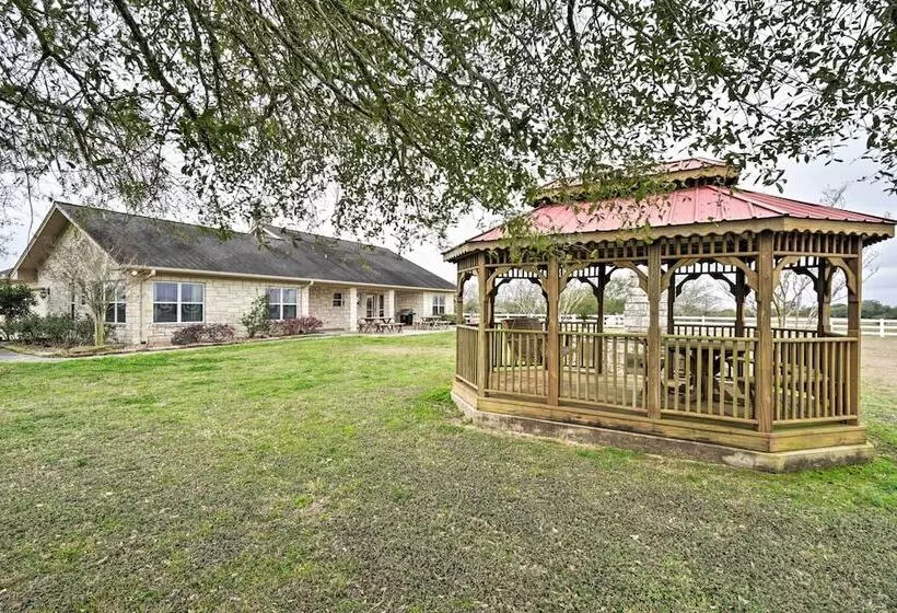 Pet Friendly Flatonia House W/ Patio & Gazebo!