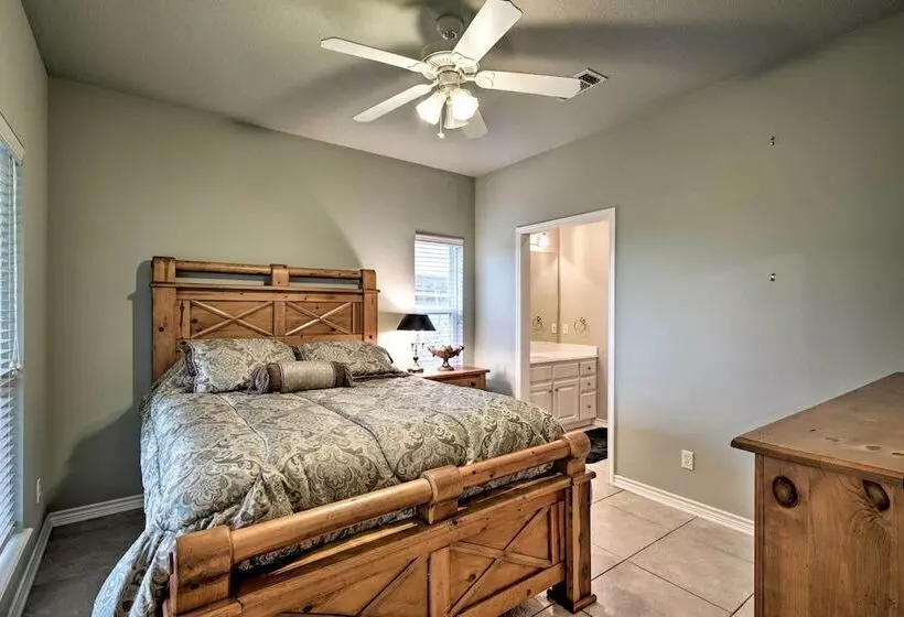 Pet Friendly Flatonia House W/ Patio & Gazebo!