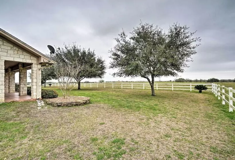 Pet Friendly Flatonia House W/ Patio & Gazebo!