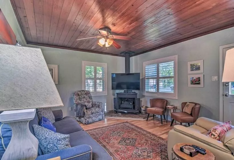 Quiet Crystal Beach Hideaway   Steps To Shoreline!