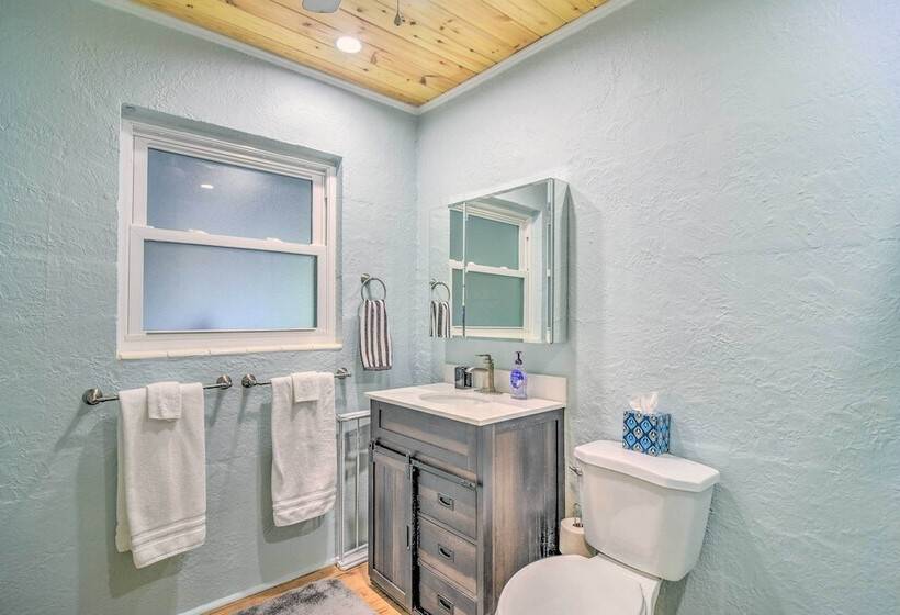 Quiet Crystal Beach Hideaway   Steps To Shoreline!