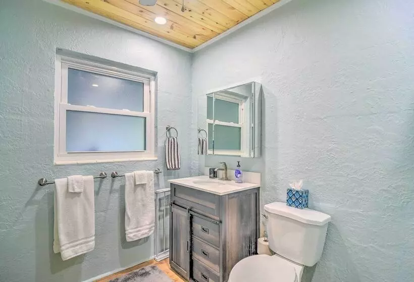 Quiet Crystal Beach Hideaway   Steps To Shoreline!