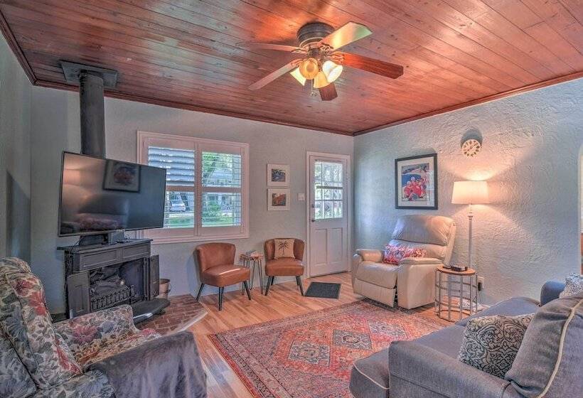 Quiet Crystal Beach Hideaway   Steps To Shoreline!