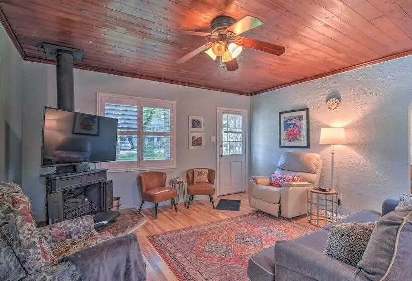 Quiet Crystal Beach Hideaway   Steps To Shoreline!