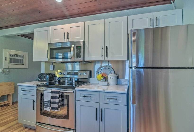 Quiet Crystal Beach Hideaway   Steps To Shoreline!