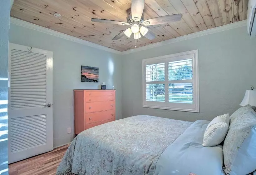 Quiet Crystal Beach Hideaway   Steps To Shoreline!
