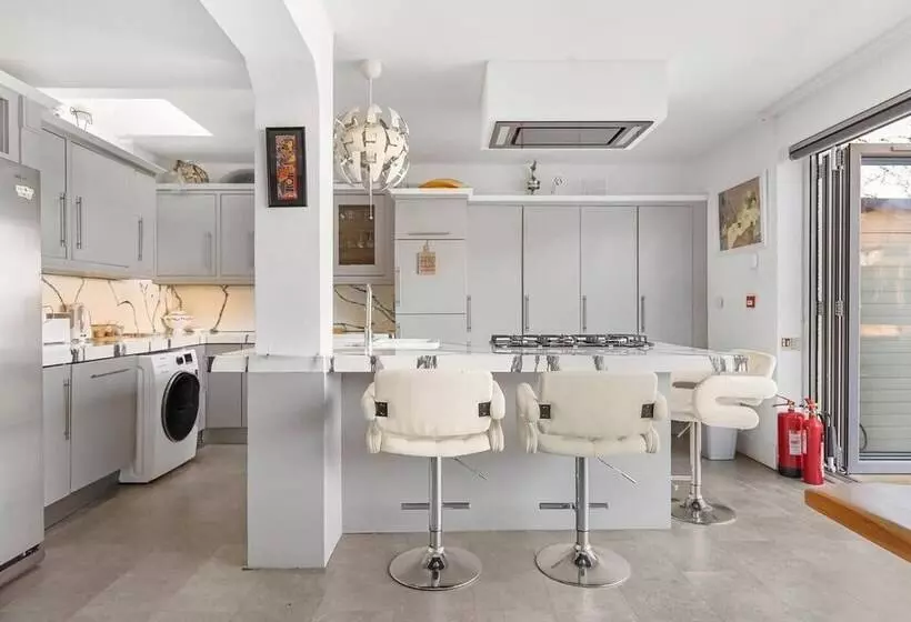 Residenssi C Bright And Spacious House