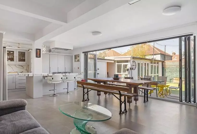 Residenssi C Bright And Spacious House