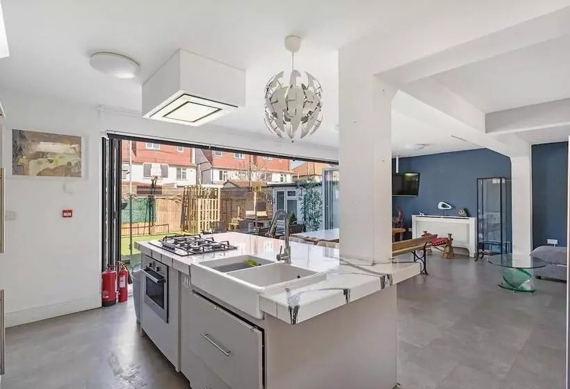 Residenssi C Bright And Spacious House