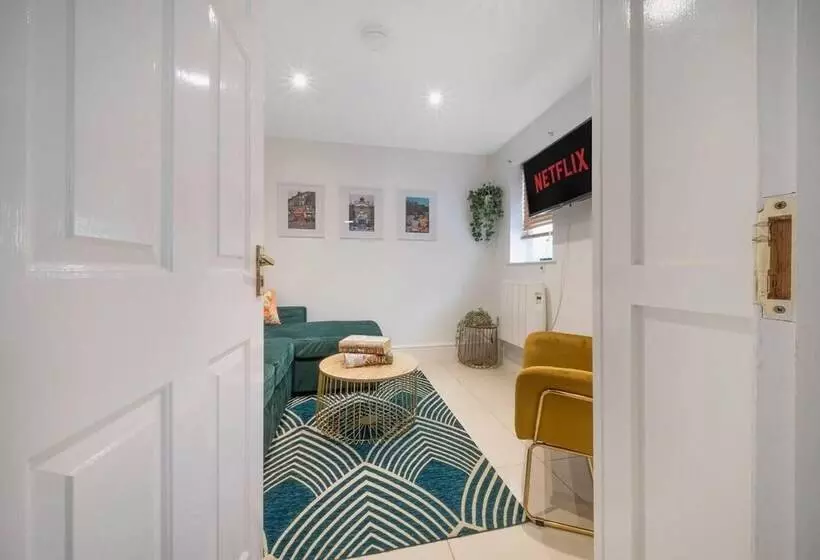 اقامتگاه Lovely Little House, Free Parking, Smart Tv, Wifi