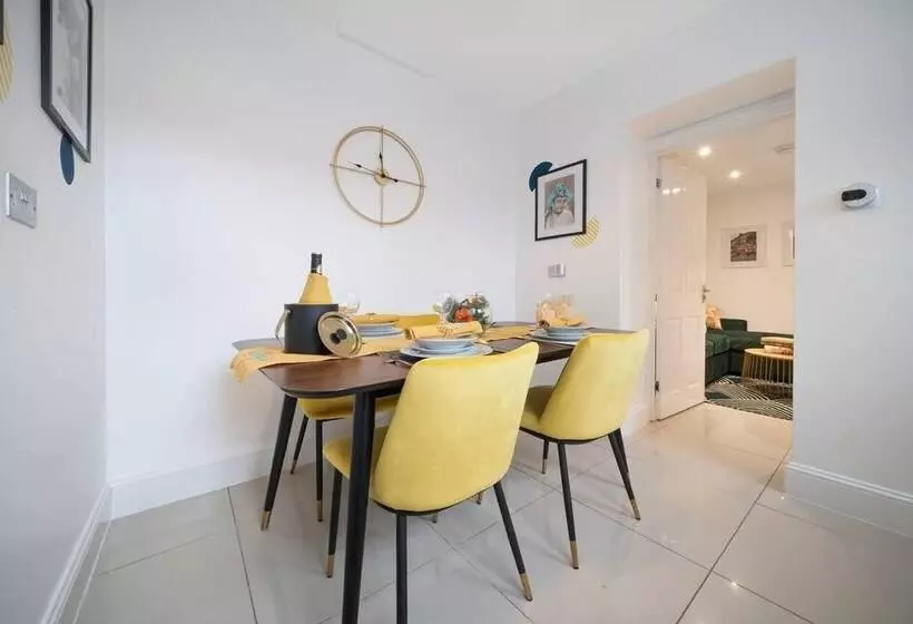 اقامتگاه Lovely Little House, Free Parking, Smart Tv, Wifi