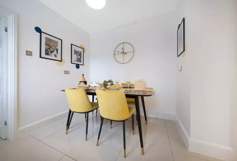 اقامتگاه Lovely Little House, Free Parking, Smart Tv, Wifi