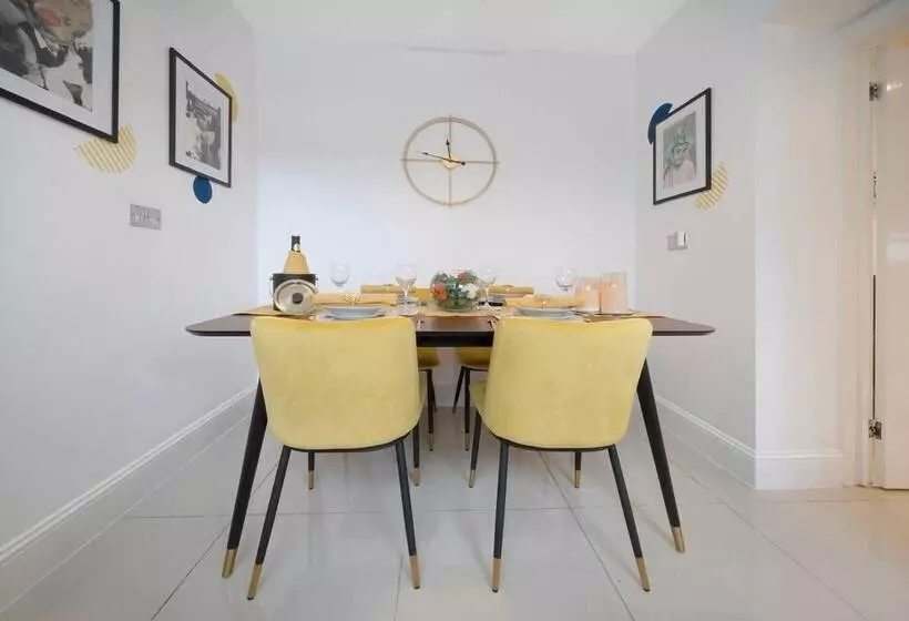 اقامتگاه Lovely Little House, Free Parking, Smart Tv, Wifi