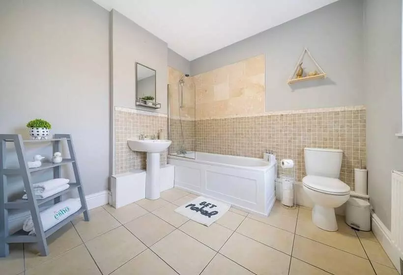 اقامتگاه Lovely Little House, Free Parking, Smart Tv, Wifi