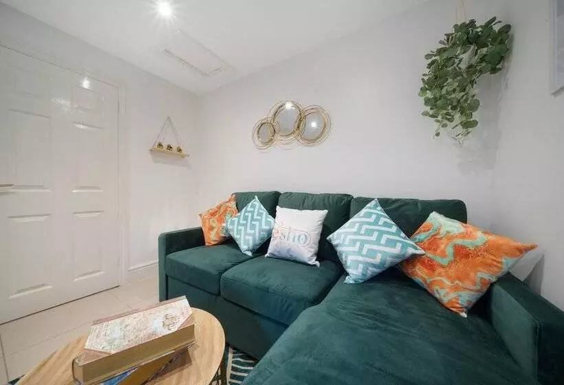 اقامتگاه Lovely Little House, Free Parking, Smart Tv, Wifi