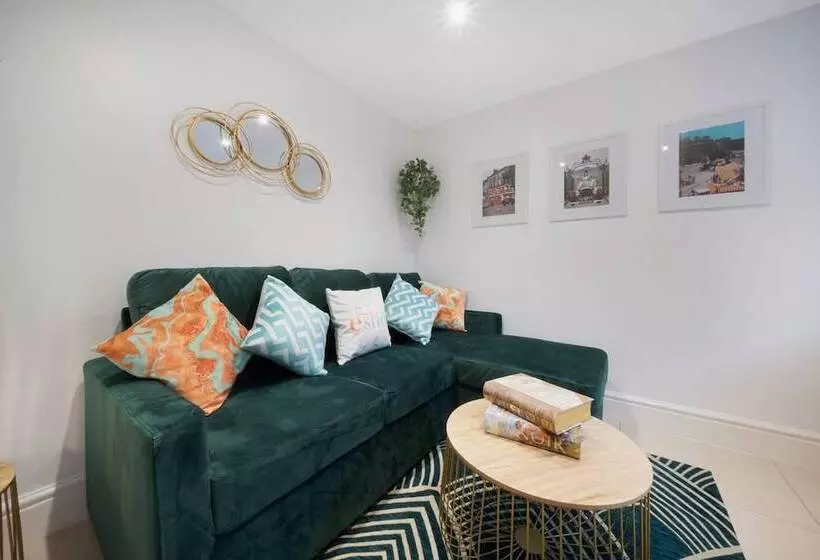 اقامتگاه Lovely Little House, Free Parking, Smart Tv, Wifi