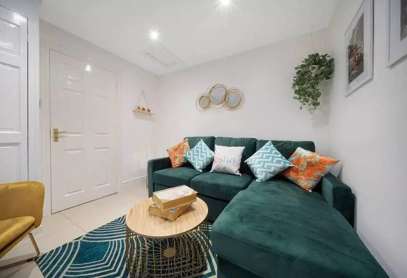 اقامتگاه Lovely Little House, Free Parking, Smart Tv, Wifi