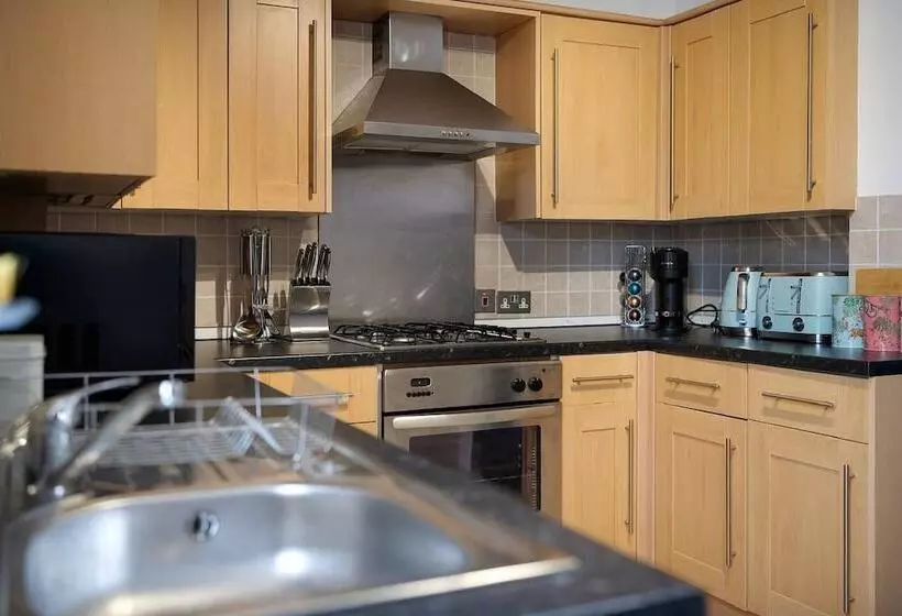 اقامتگاه Lovely Little House, Free Parking, Smart Tv, Wifi