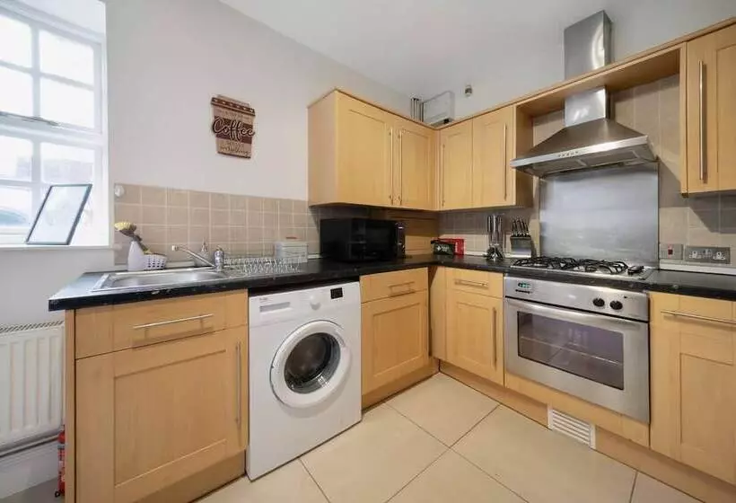 اقامتگاه Lovely Little House, Free Parking, Smart Tv, Wifi