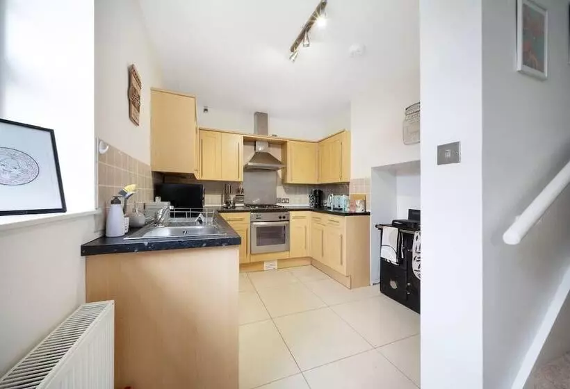 اقامتگاه Lovely Little House, Free Parking, Smart Tv, Wifi