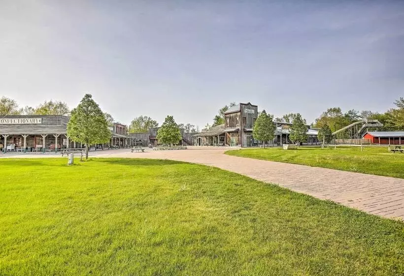 Resort Cabin W/ Fire Pit: Golf, Hike And Play!