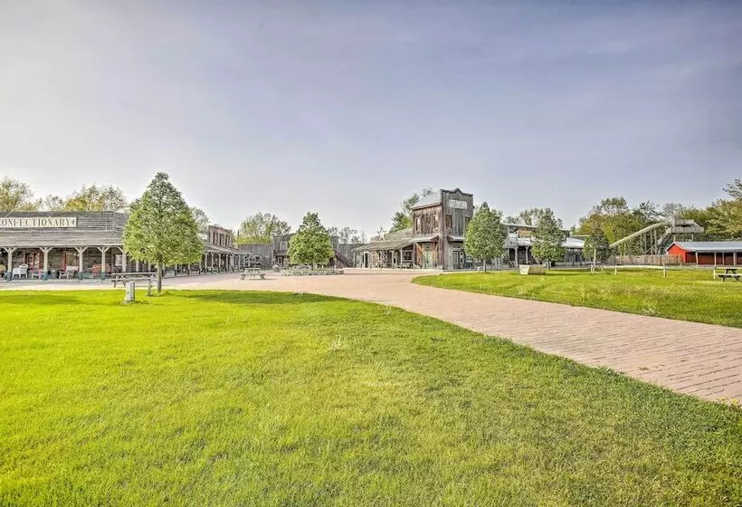 Resort Cabin W/ Fire Pit: Golf, Hike And Play!