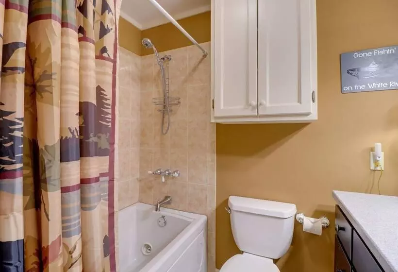 Roomy Riverfront Trout Valley Cabin W/ Porch!
