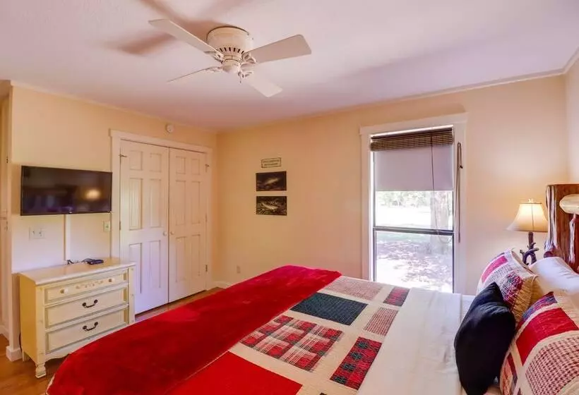 Roomy Riverfront Trout Valley Cabin W/ Porch!
